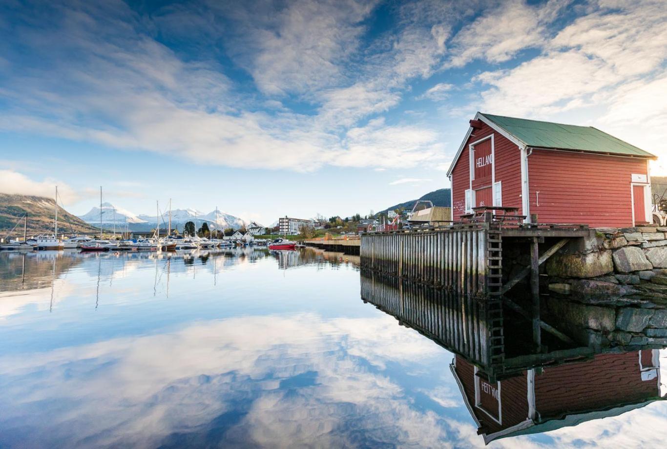 Vestnes Fjordhotell Eksteriør bilde